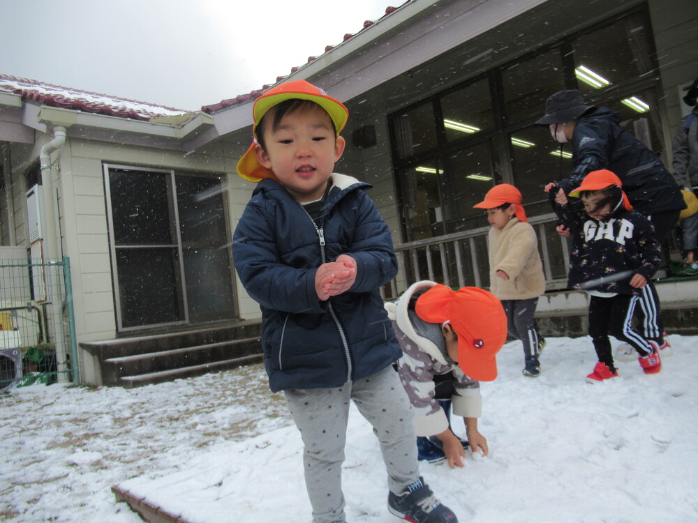 雪遊びをしている
