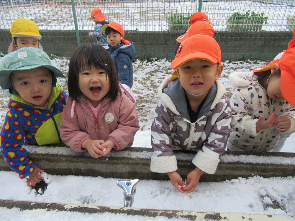 雪遊びをしている