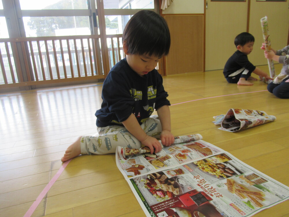 紙で剣を作ろうとしている