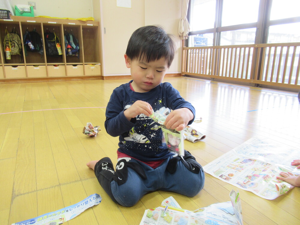 紙をちぎっている