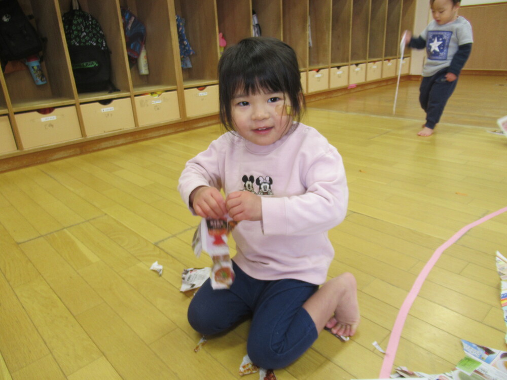 紙をちぎっている