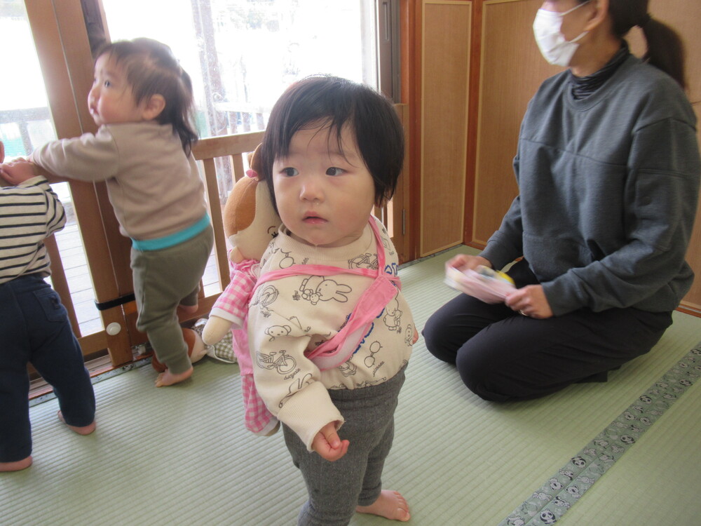 人形をおんぶする