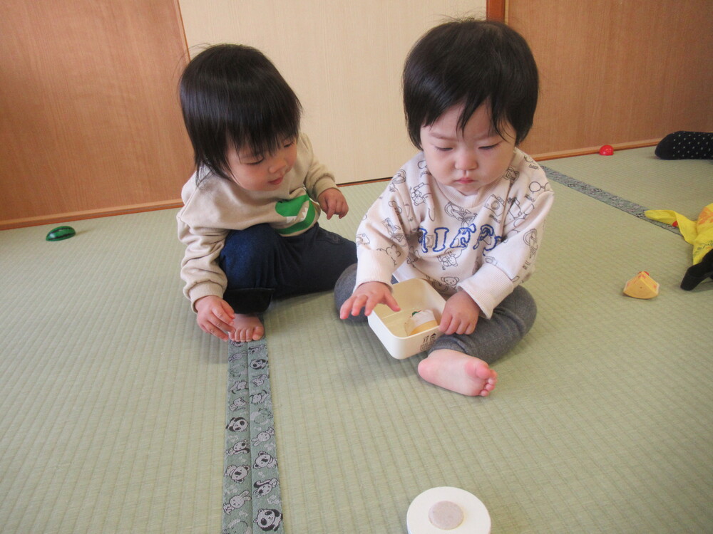 ケーキを皿に入れる