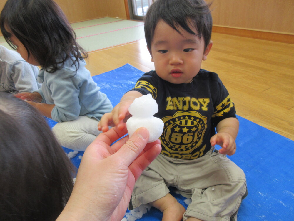 雪だるまを見る