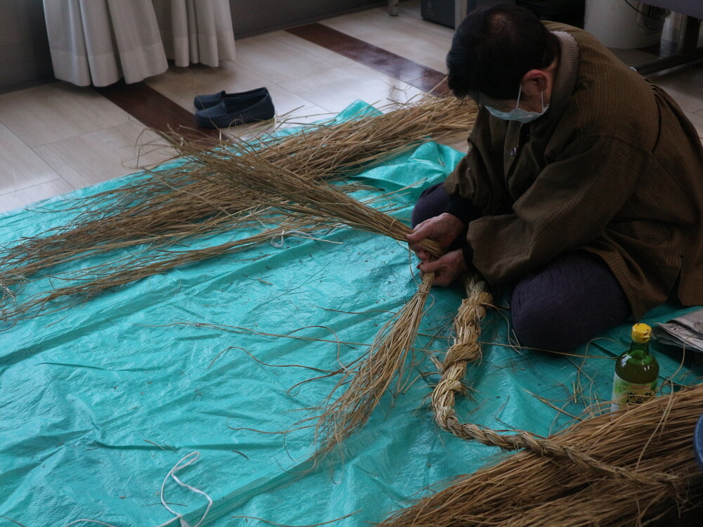 藁を編む