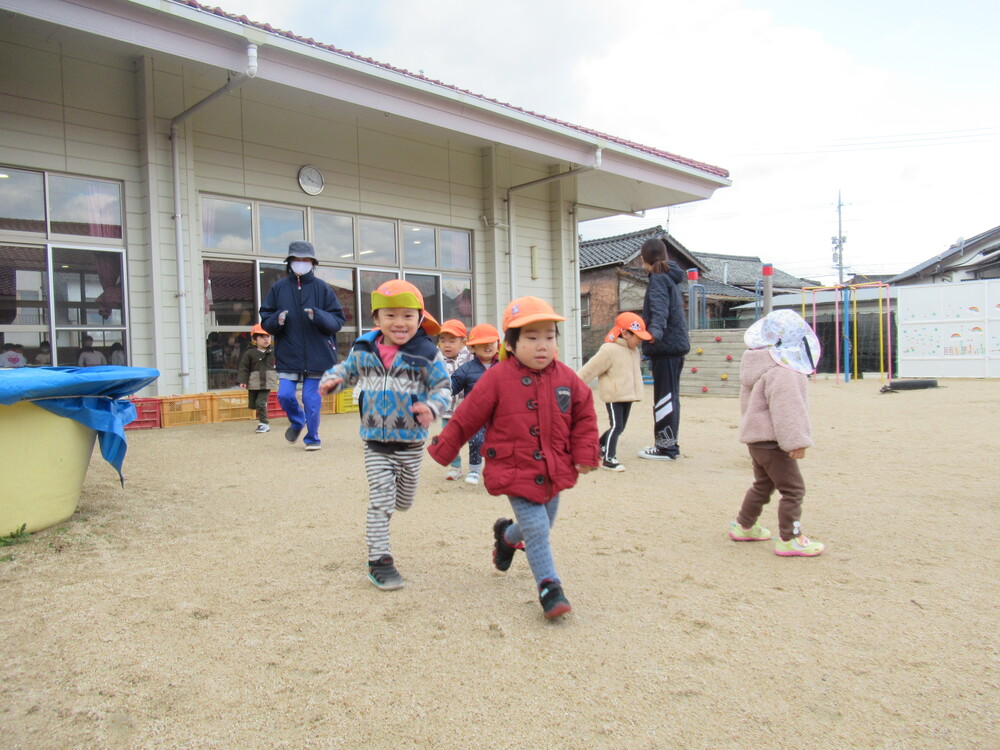 走っている子どもたち