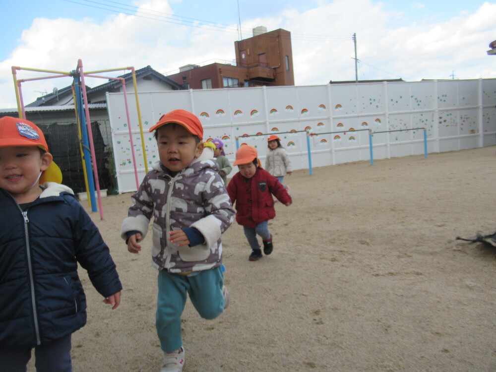 走っている子どもたち