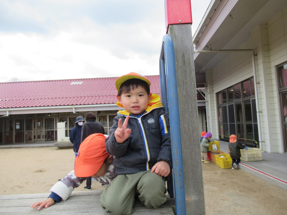 木の遊具の上に登る男の子