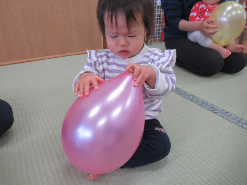 風船を不思議そうに見つめる子ども2