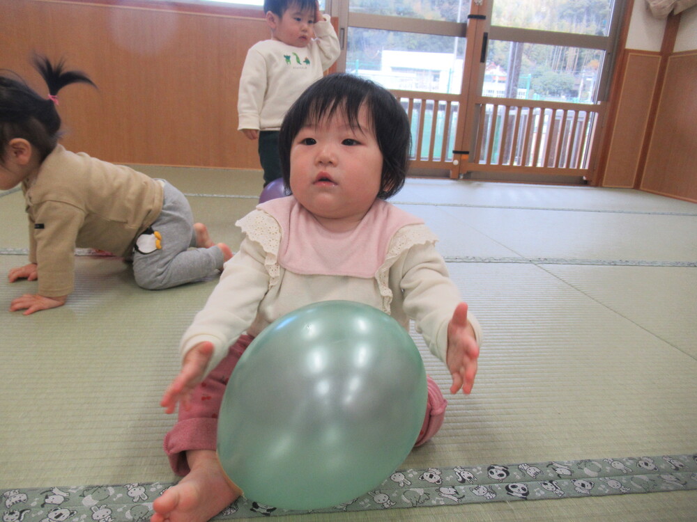 風船に優しく触る子ども１