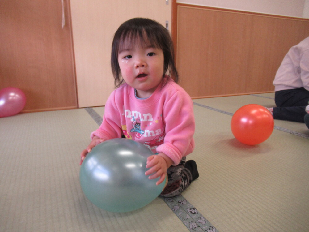 風船に優しくタッチする子ども２