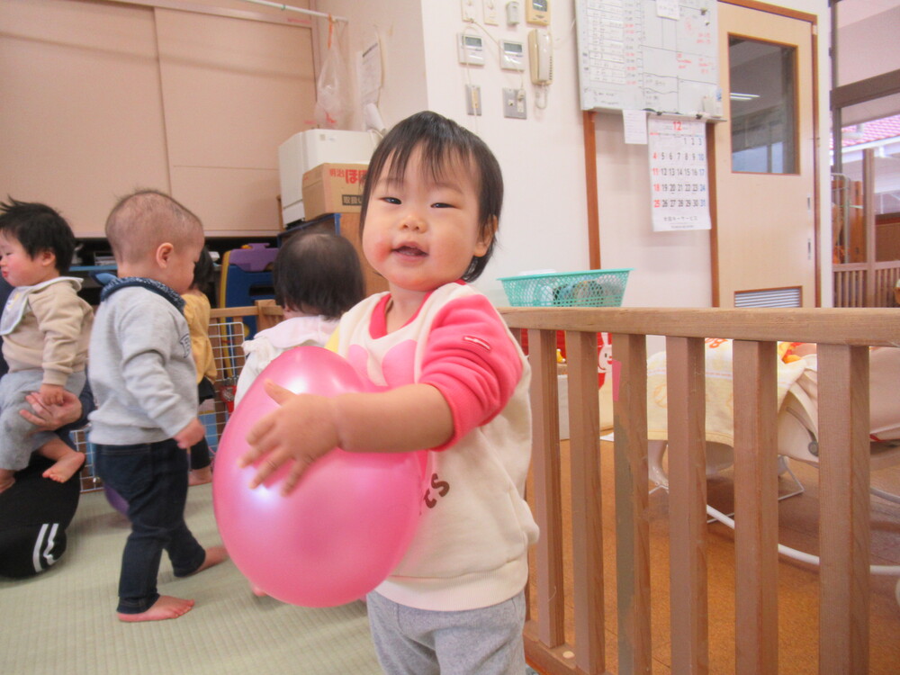 風船を抱っこする子ども１