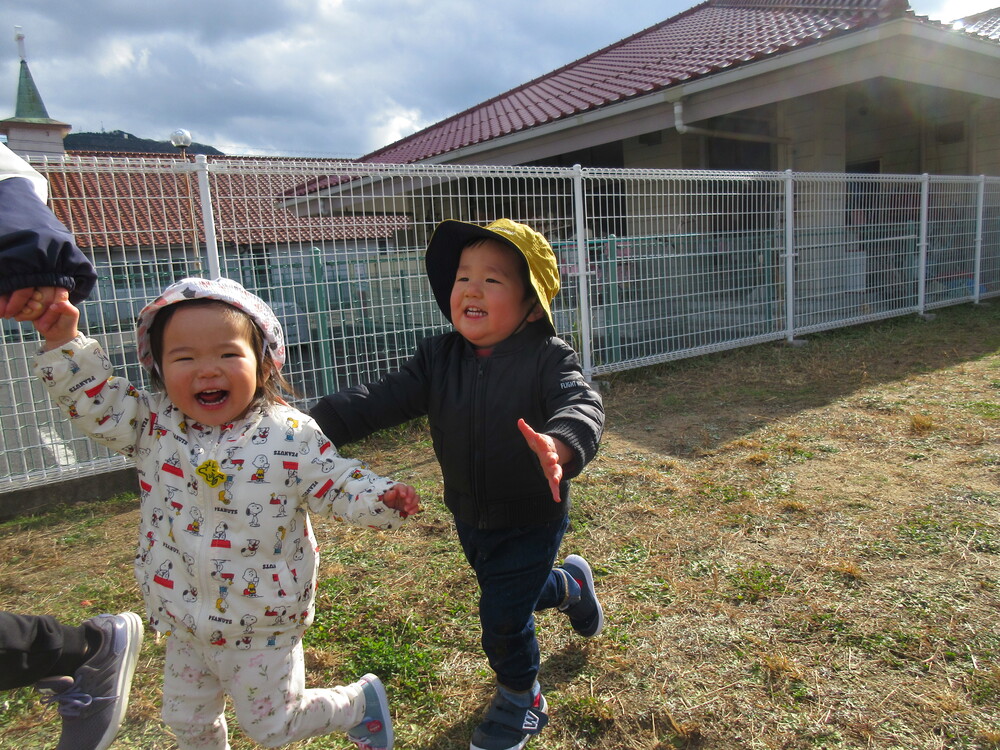 園庭で走っている