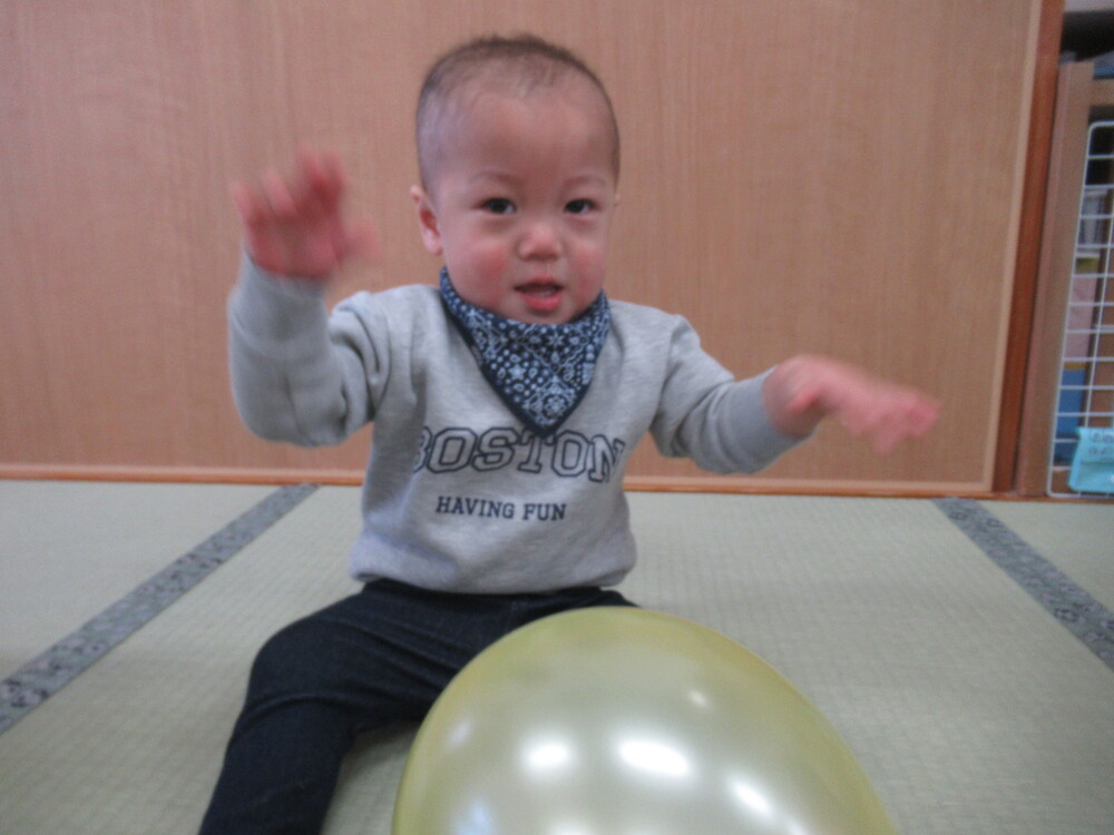 太鼓のようにして遊ぶ子ども