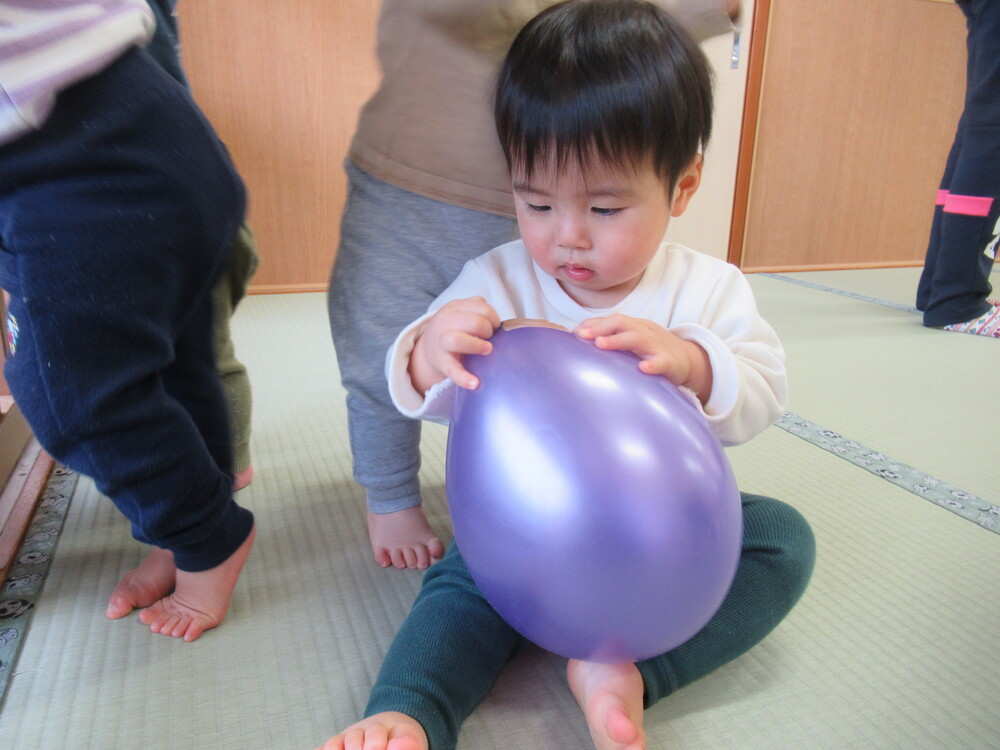 風船を不思議そうに見つめる子ども