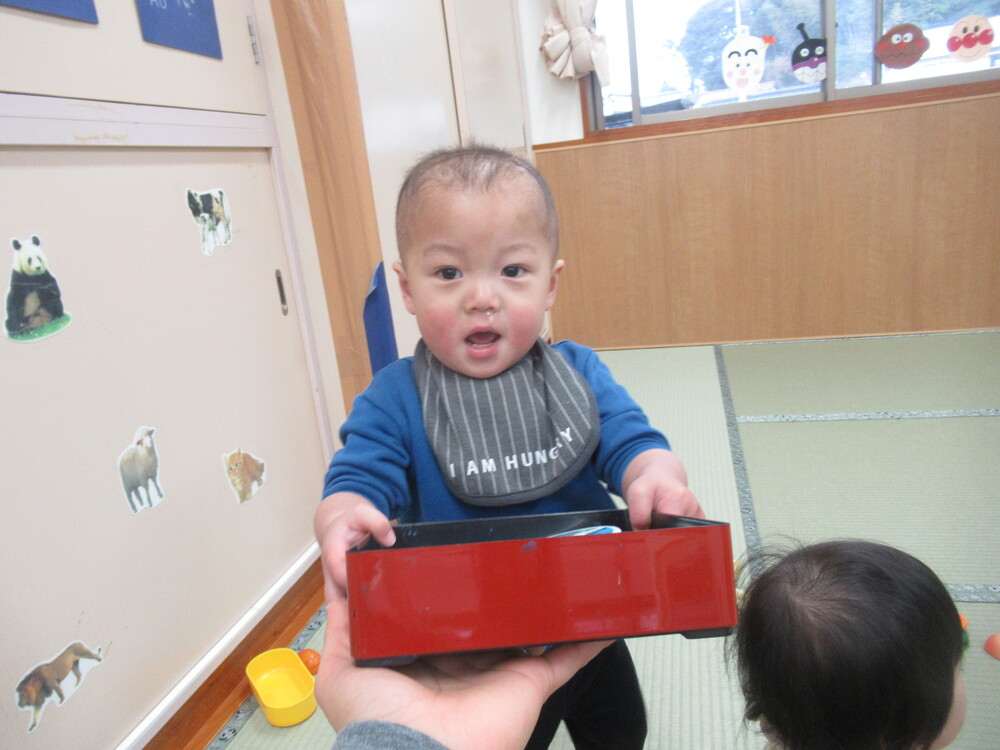 ままごとをする男の子