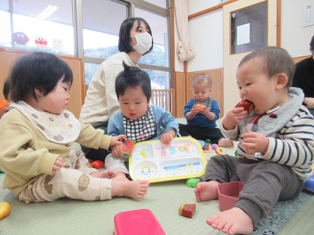 ままごとをする子ども達