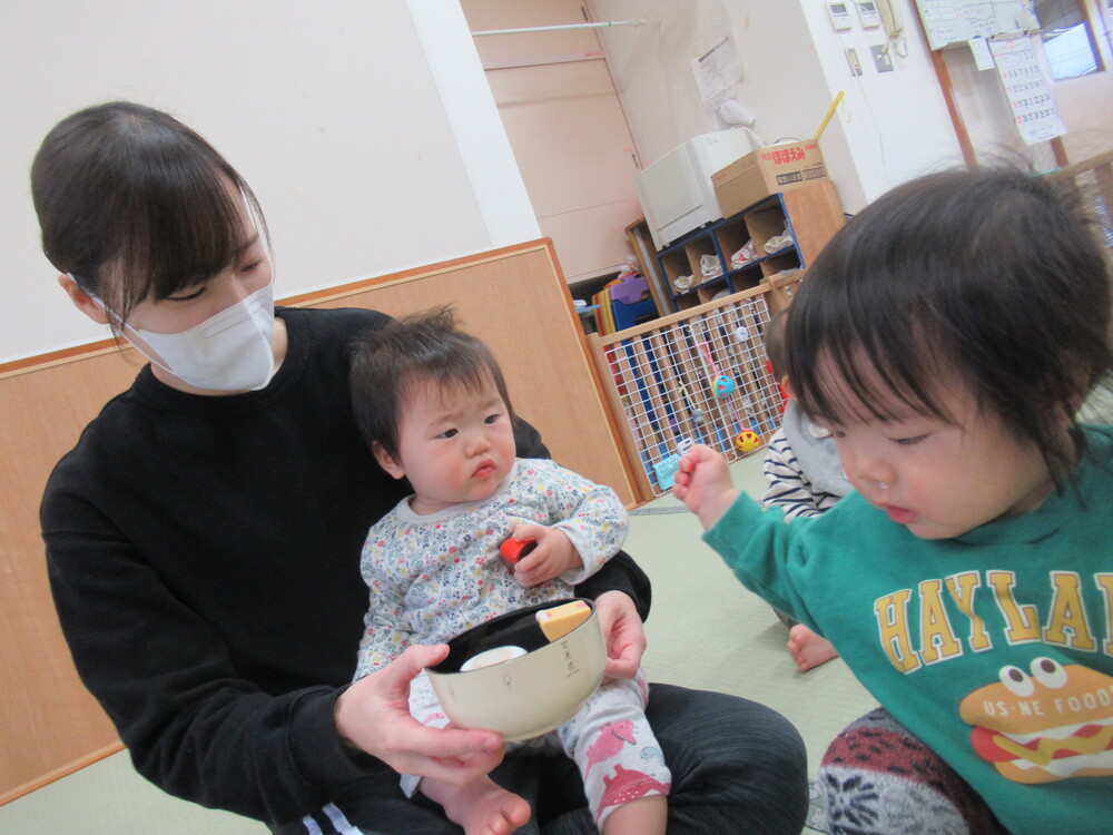 ままごとをする子ども達