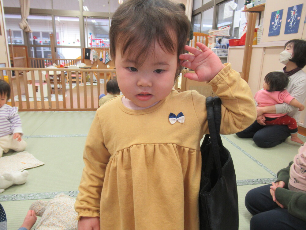 女の子がカバンを持っている