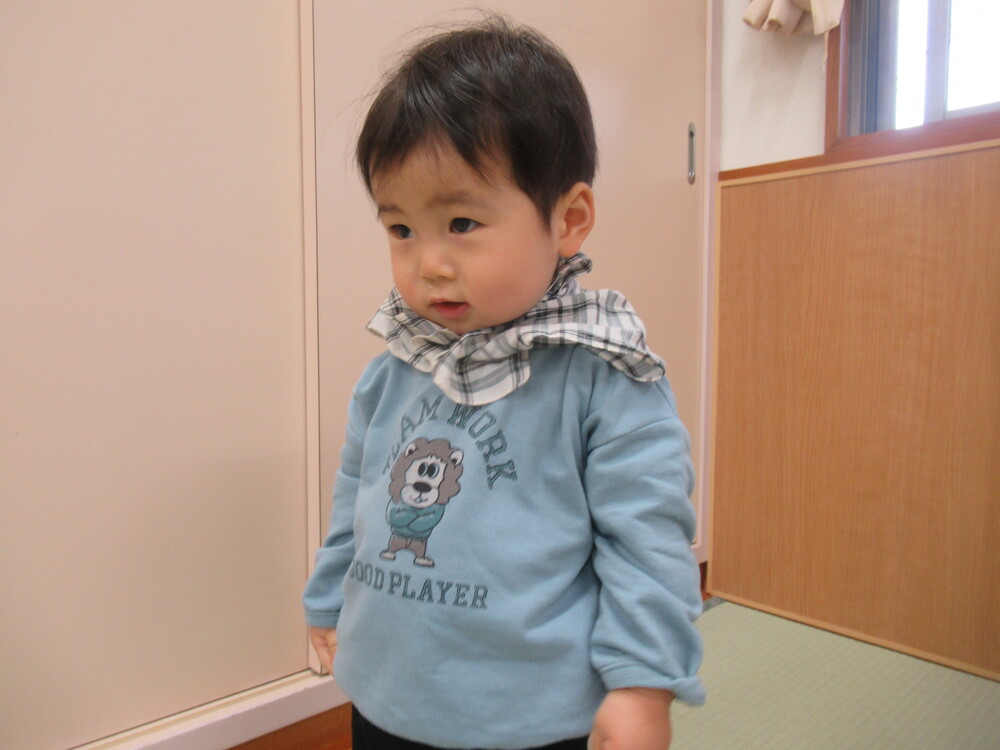 男の子がハンカチをマントのようにしている