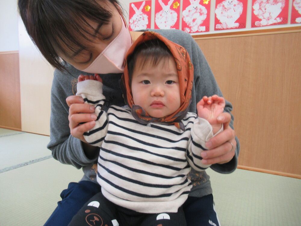 女の子と保育者が遊んでいる