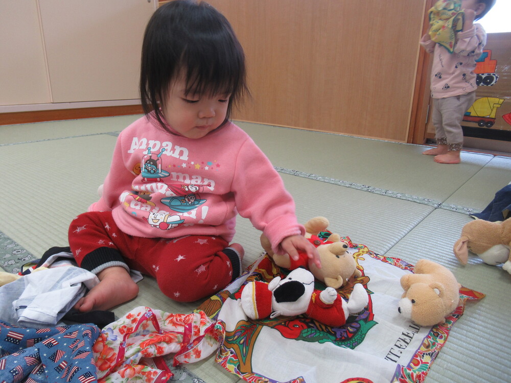 男の子がぬいぐるみで遊んでいる