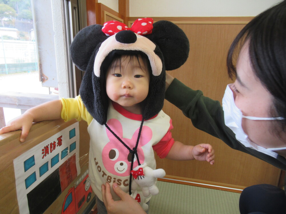 女の子が帽子をかぶっている