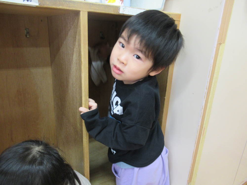 雑巾でロッカーをきれいにしている男の子