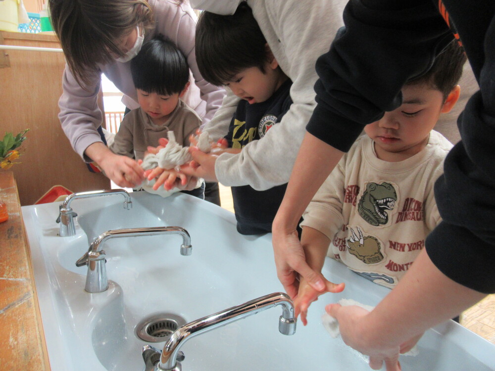 雑巾を洗って絞っている子どもたち