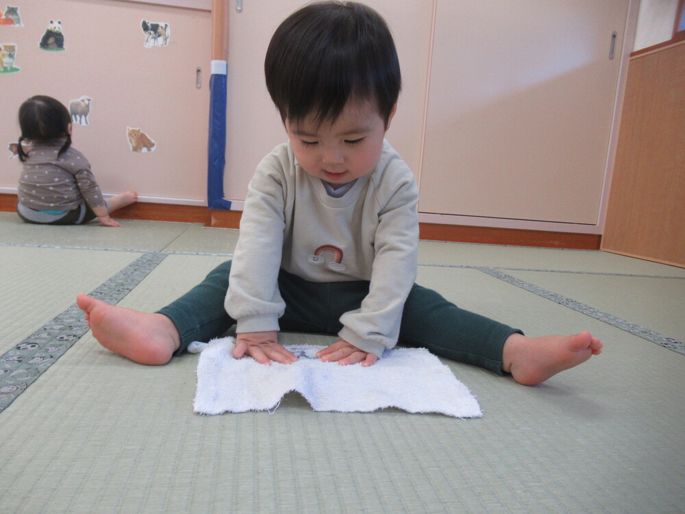 雑巾がけをする子ども２