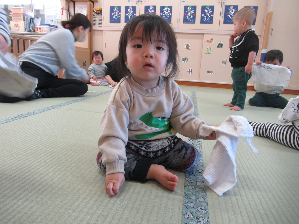 雑巾がけをする子ども３