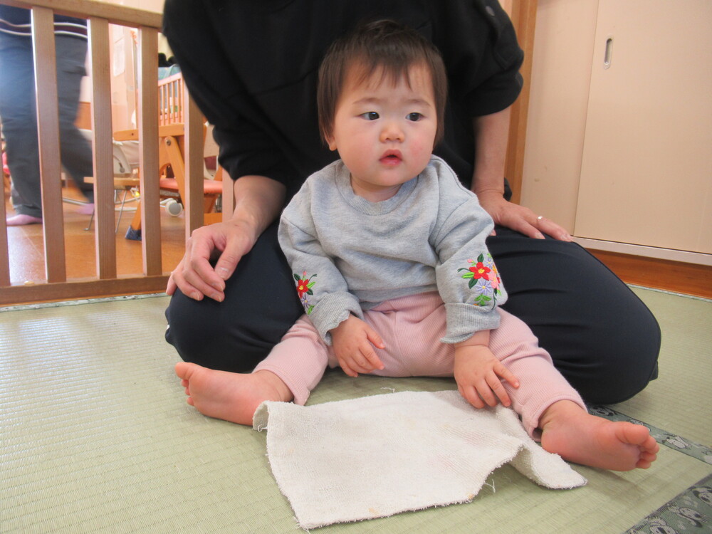 保育者と一緒に掃除をする子ども２