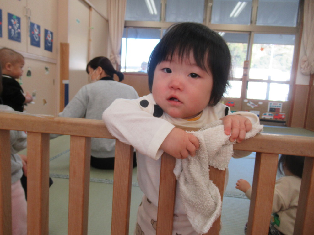 柵を掃除する子ども２