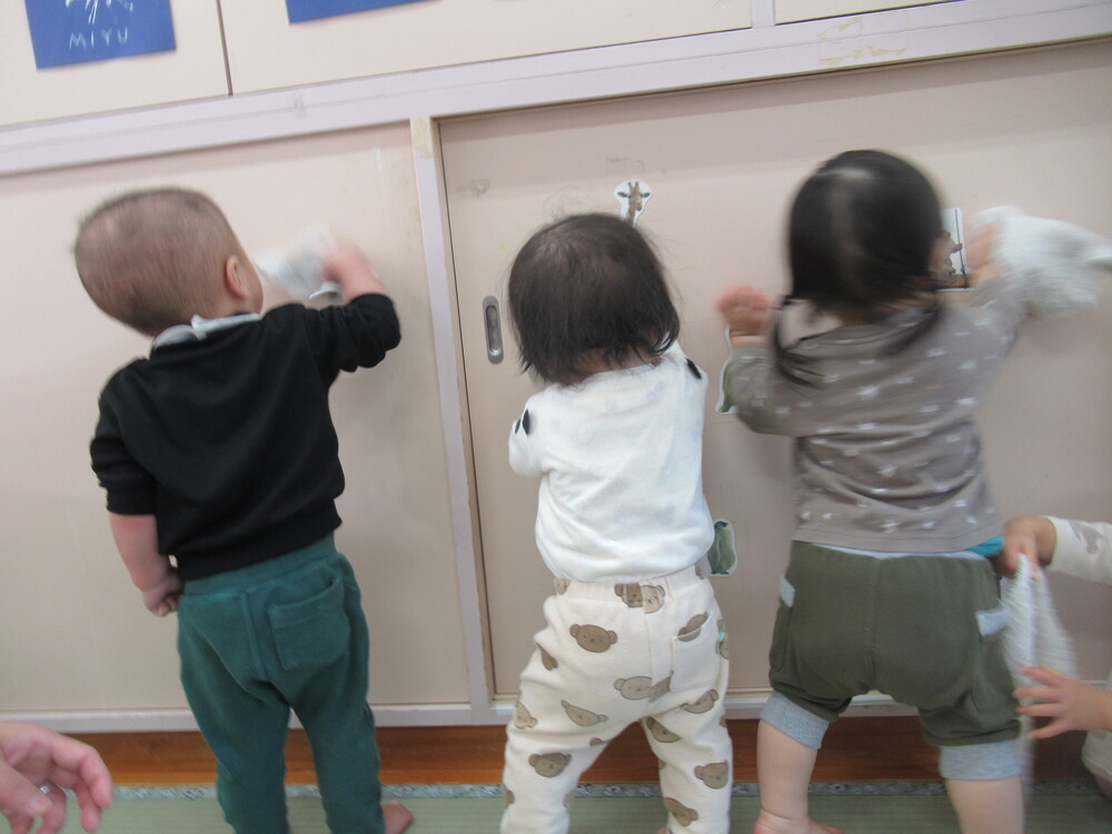 掃除をする子どもの後ろ姿