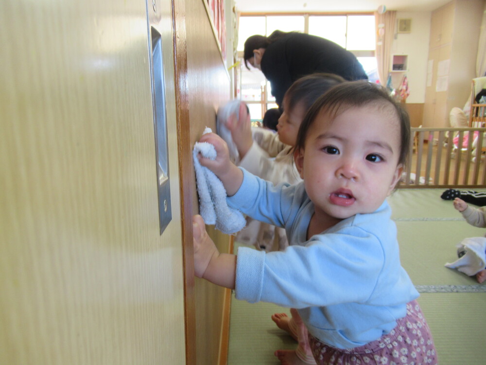 壁を掃除する子ども