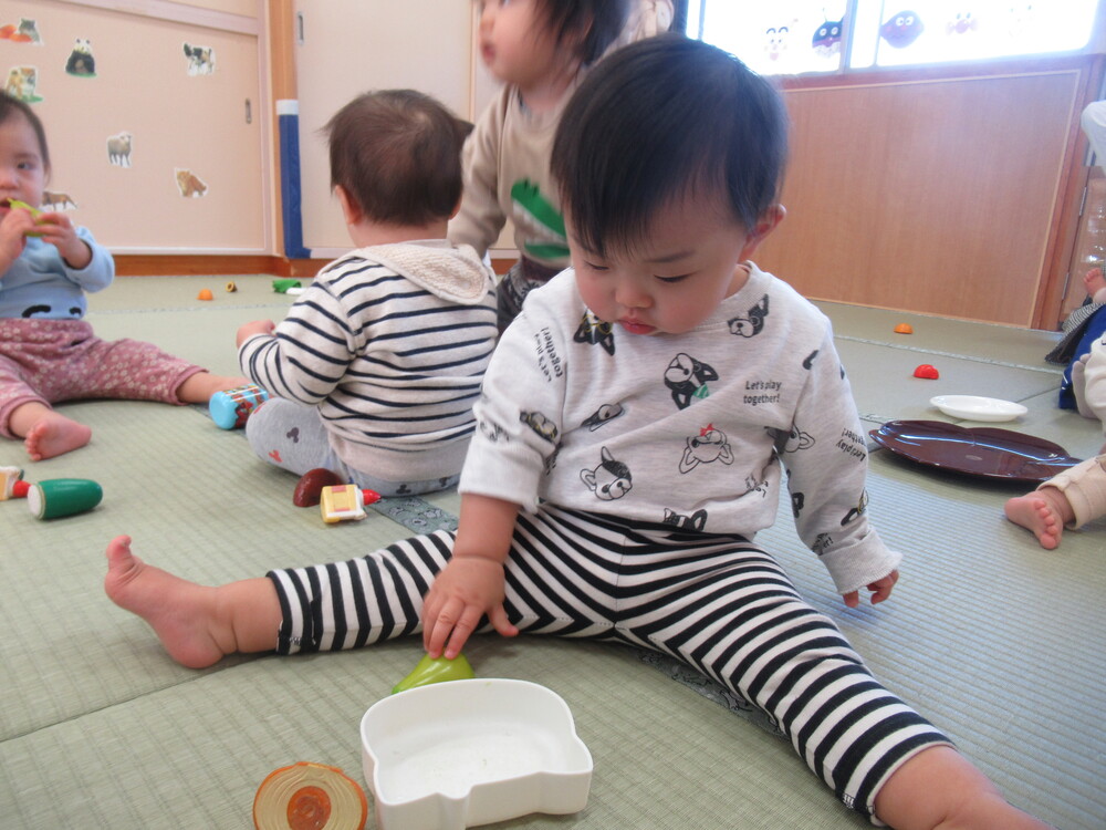 おままごとで遊ぶ子ども