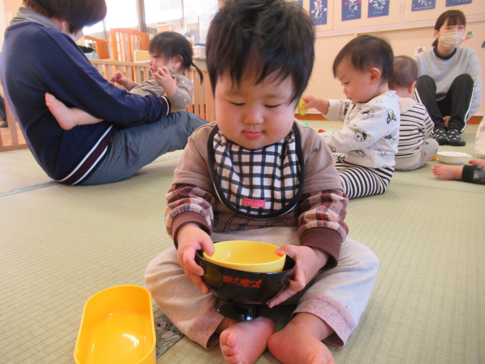 おままごとで遊ぶ子ども２