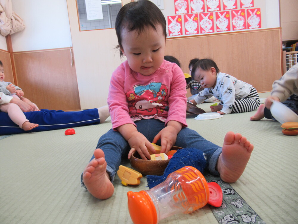 おままごとで遊ぶ子ども３
