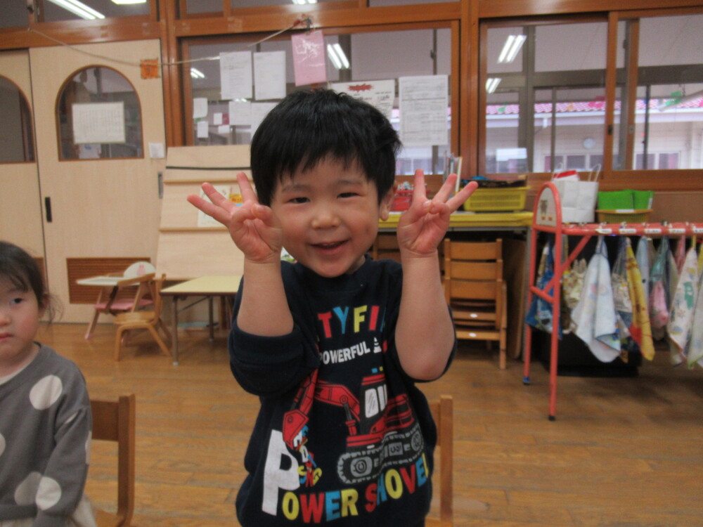 誕生会に参加している男の子