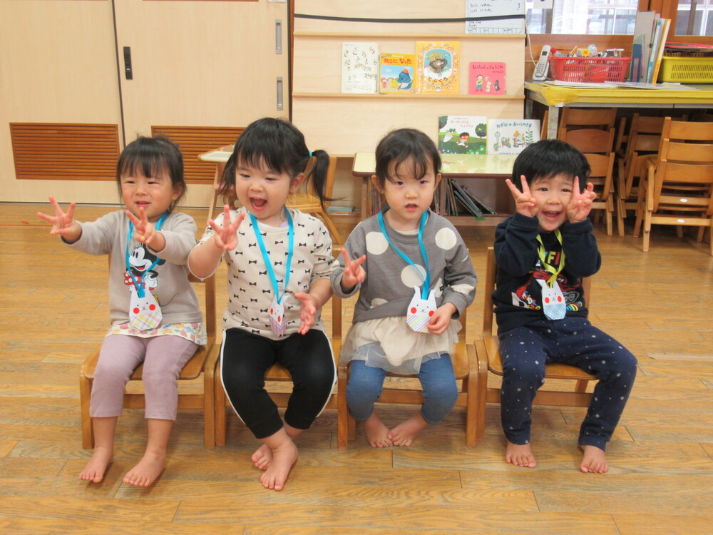 写真を撮っている子どもたち
