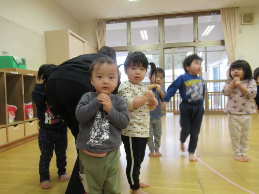 ダンスを踊る子どもたち
