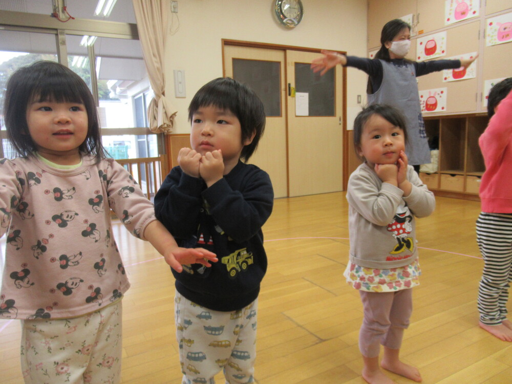 ダンスを踊る子どもたち
