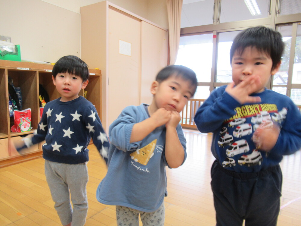 ダンスを踊る子どもたち