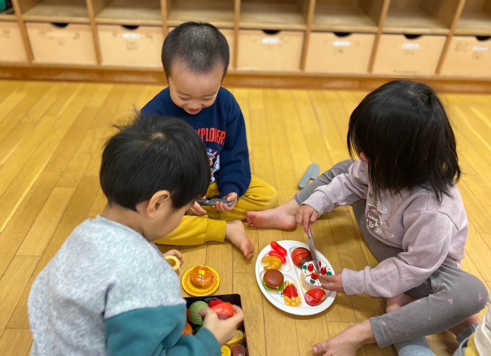 おままごとをして遊ぶ様子