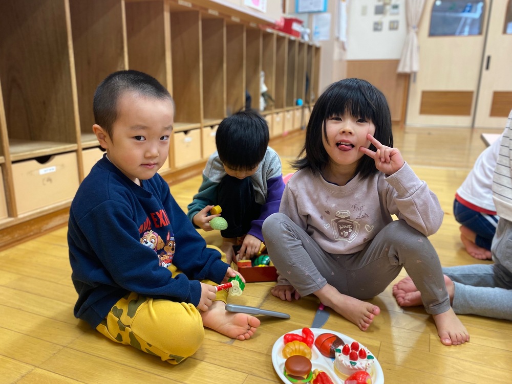 おままごとをして遊ぶ様子