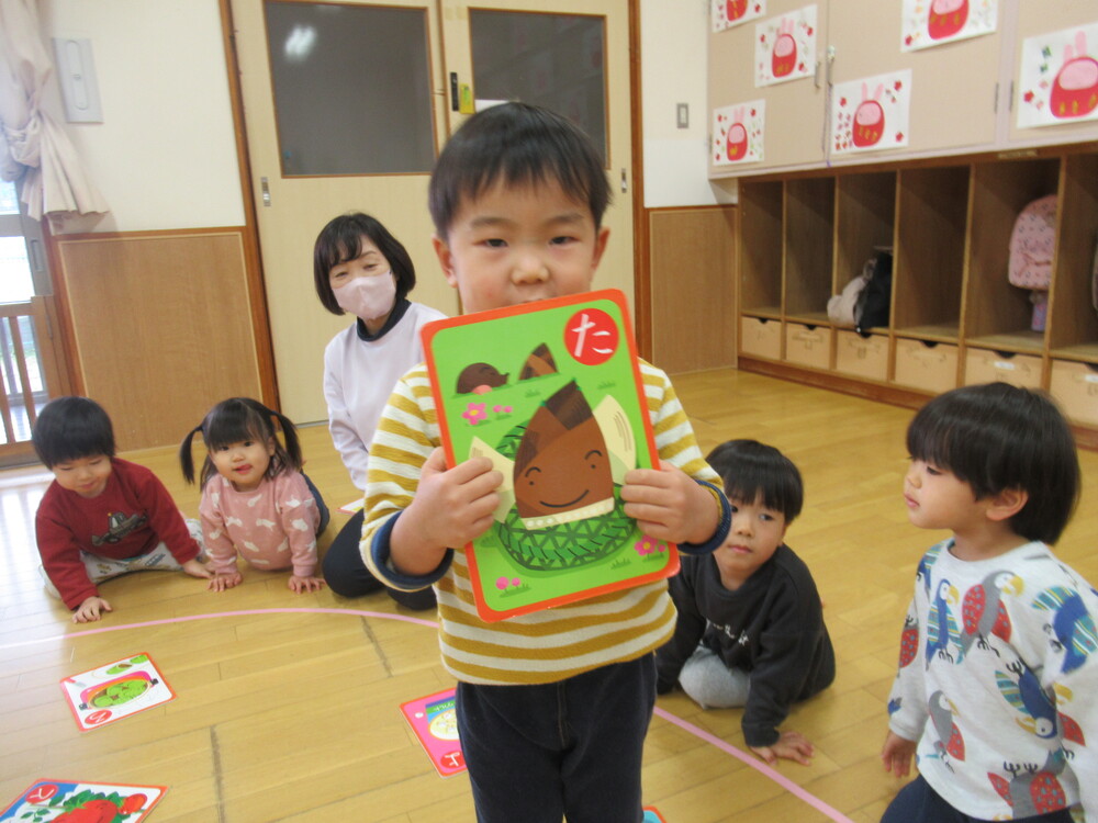 カルタをしている