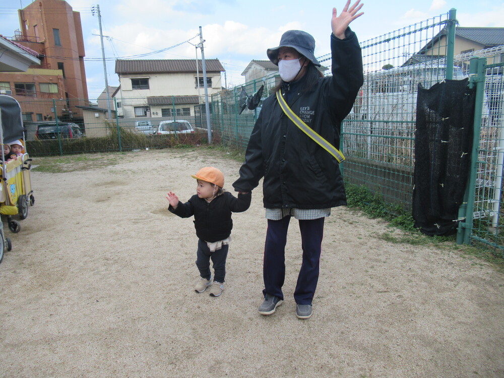 保育士と園児が手をつないでいる