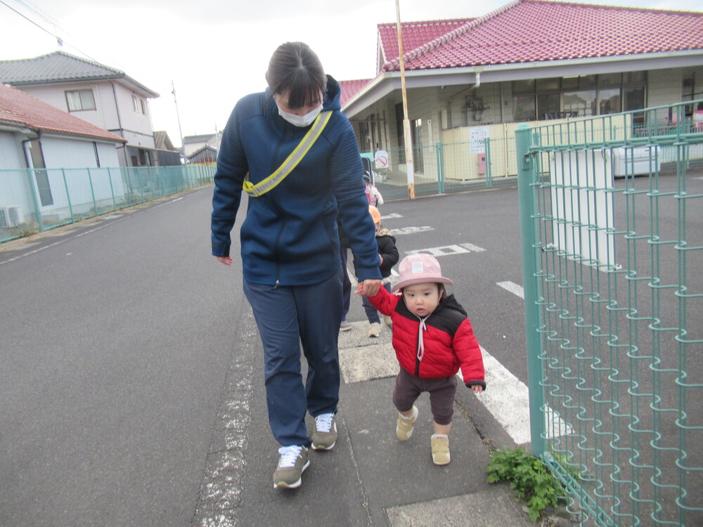 子どもが手を繋いで歩いている