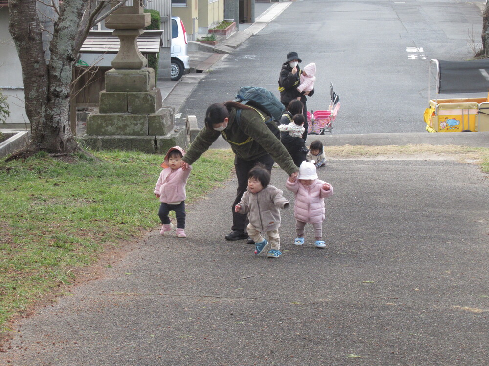 子どもたちが喜多の宮を歩いている