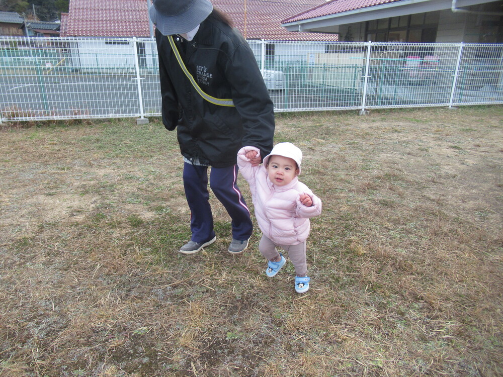 新園庭で走っている１